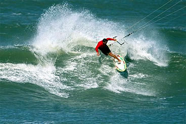 Praticante de kitesurf na Praia de Ibiraquera. Registro de baixa resolução, apresentado como miniatura.