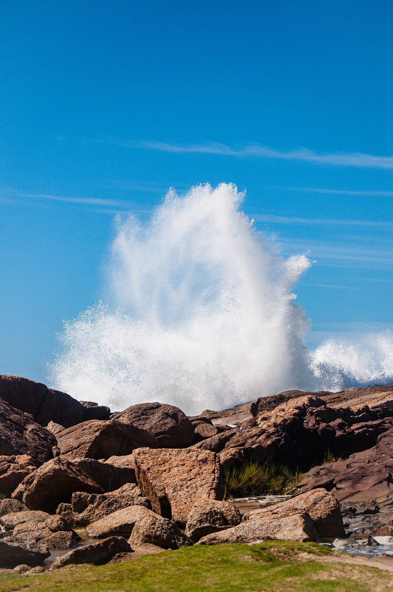 Ondas no costão da Praia da Ferrugem, Garopaba, registro de 2023.