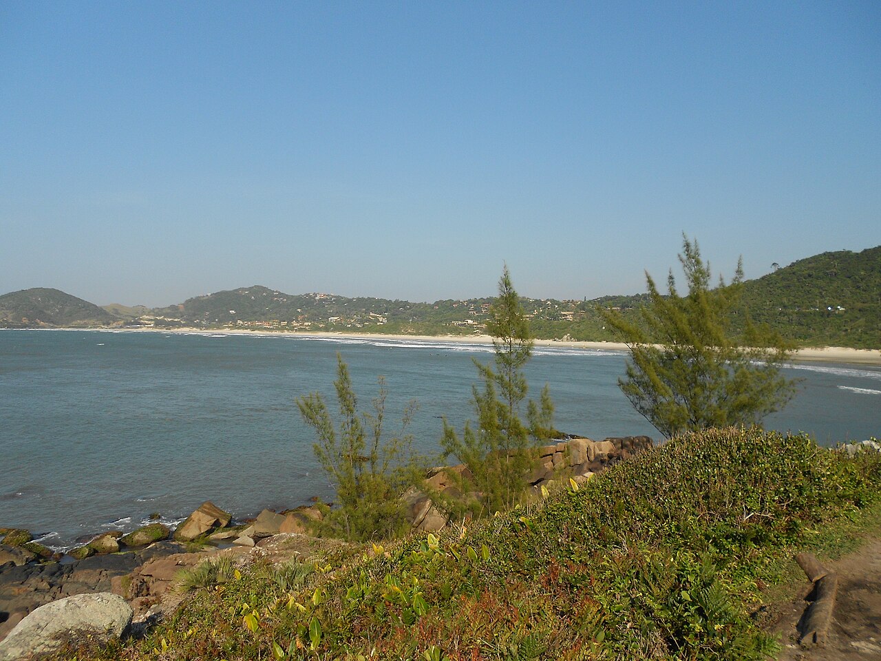Vista na trilha entre Praia Vermelha e Praia do Rosa, registro de 2016.