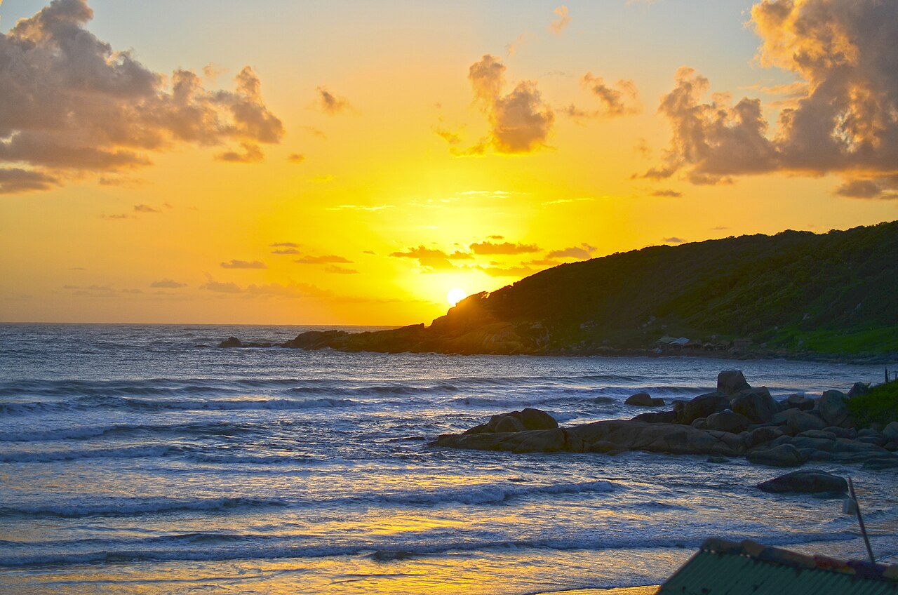 Amanhecer na Praia do Rosa, Imbituba, registro de 2015; não é uma fotografia de Itapirubá ou do entardecer.